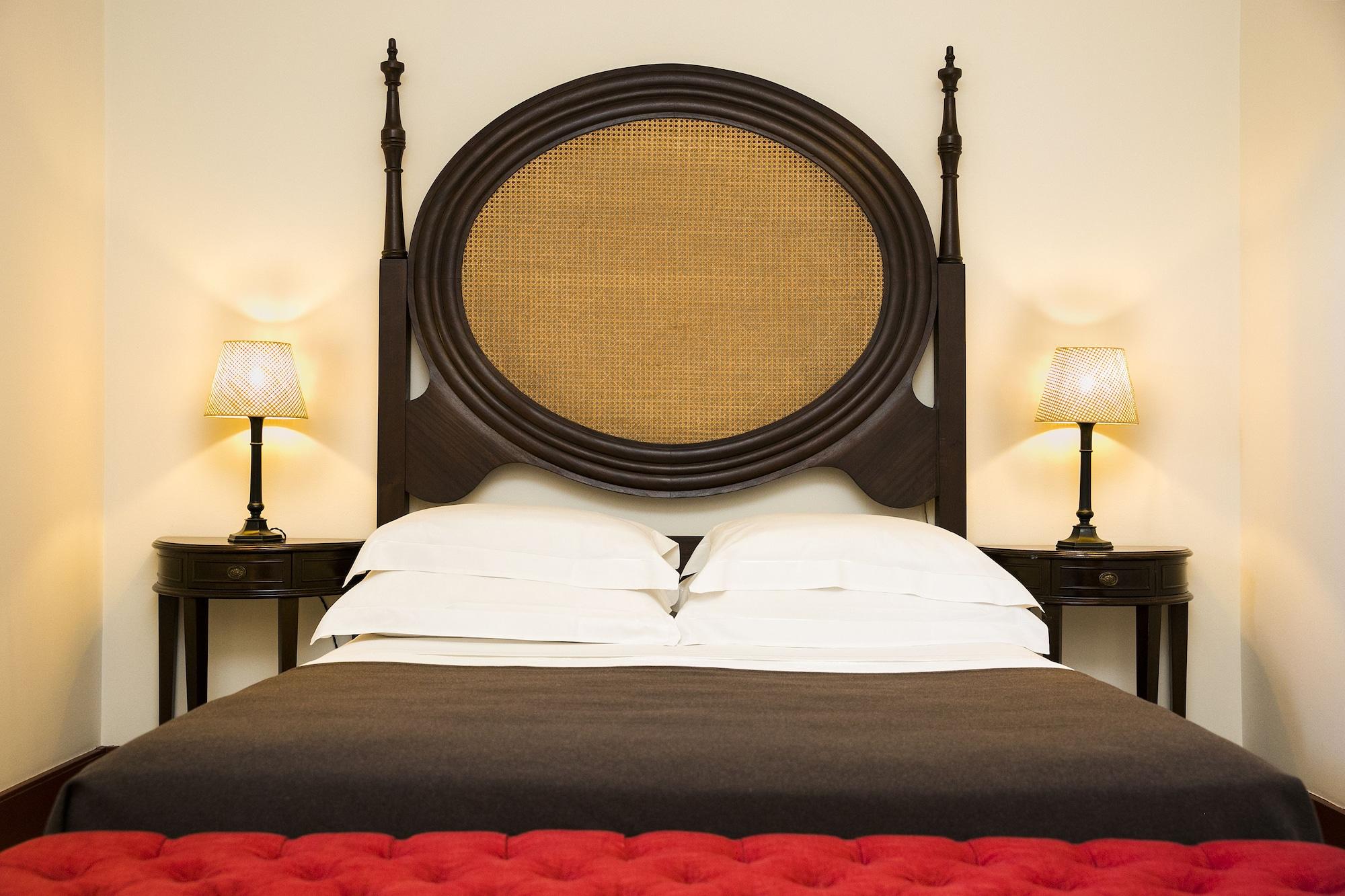Pousada Mosteiro De Guimarães Zewnętrze zdjęcie A bed with a headboard