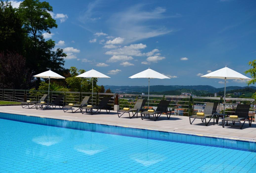 Pousada Mosteiro De Guimarães Zewnętrze zdjęcie The swimming pool at the Hotel