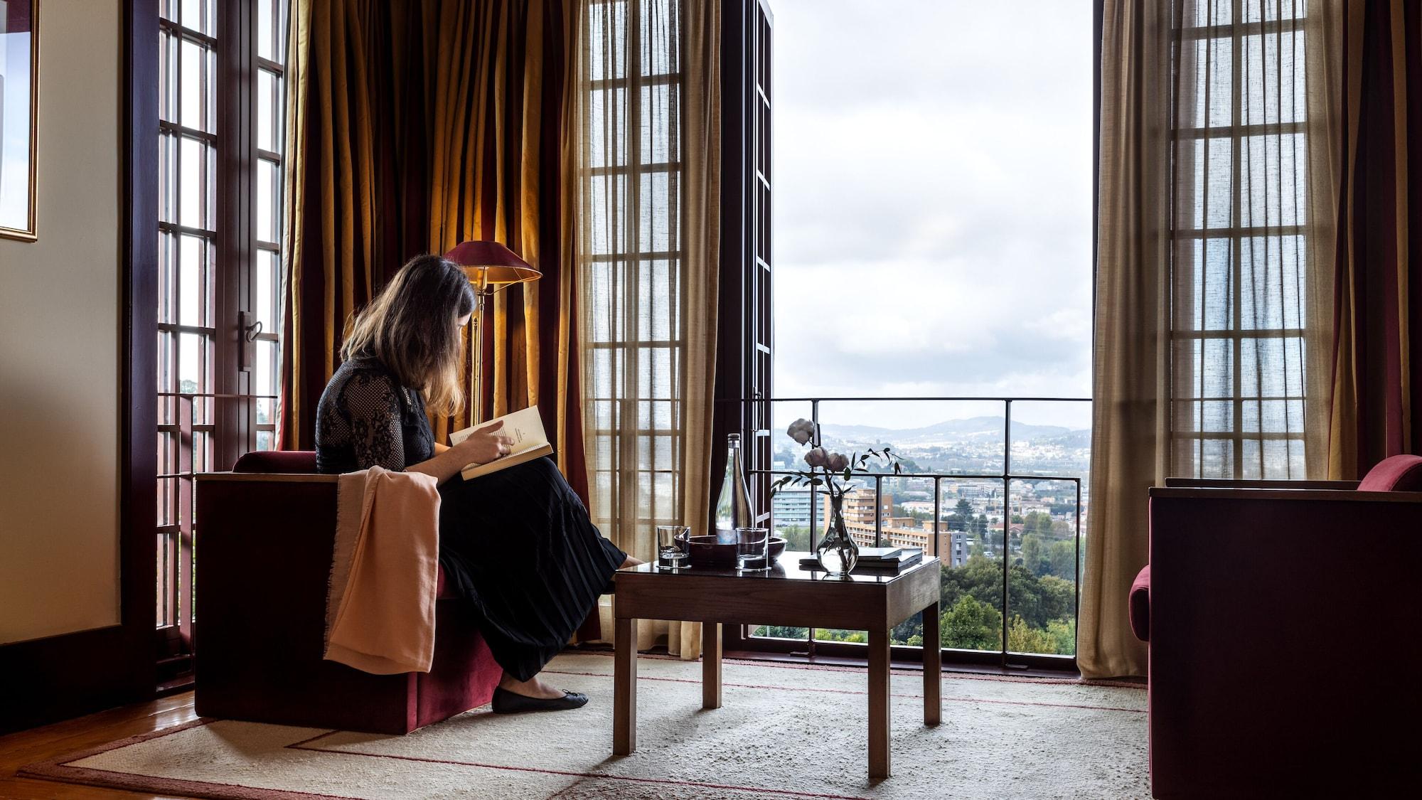 Pousada Mosteiro De Guimarães Zewnętrze zdjęcie A woman reading in a room