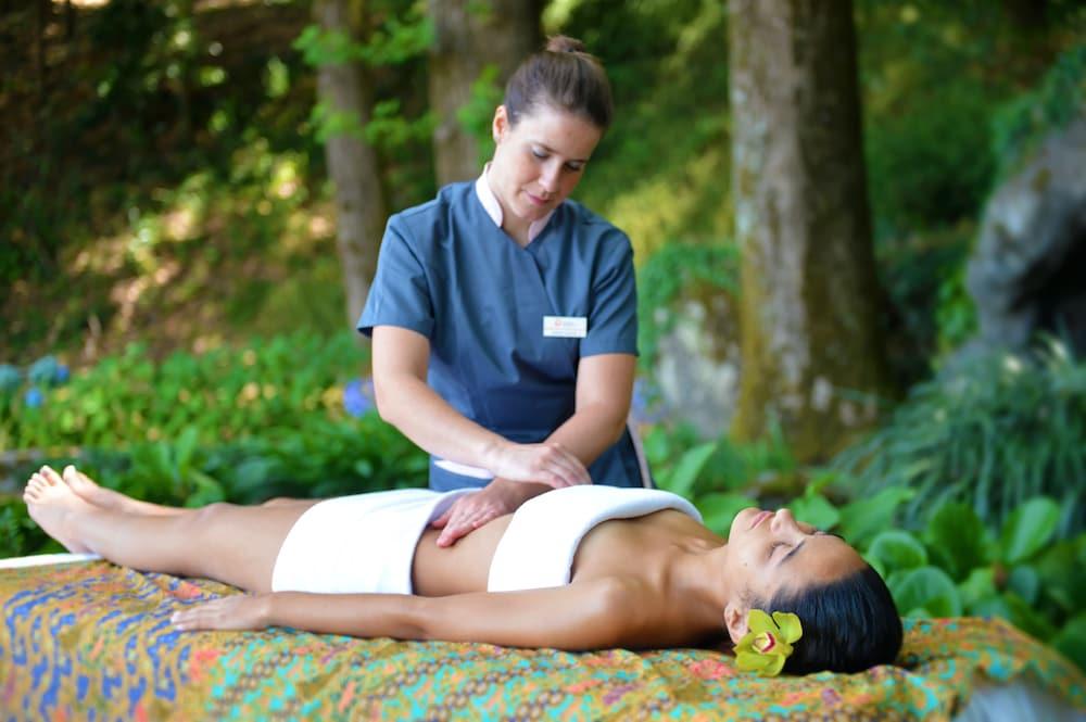 Pousada Mosteiro De Guimarães Zewnętrze zdjęcie A massage therapist working on a client