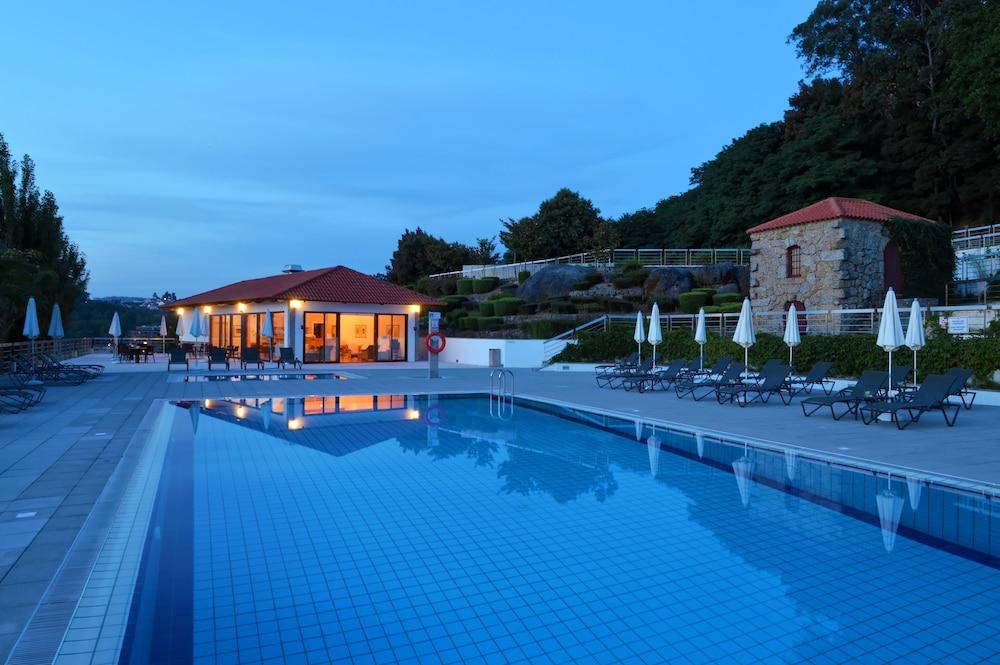 Pousada Mosteiro De Guimarães Zewnętrze zdjęcie The swimming pool at the hotel