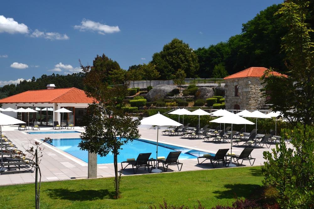 Pousada Mosteiro De Guimarães Zewnętrze zdjęcie The swimming pool at the Pousada de Óbidos