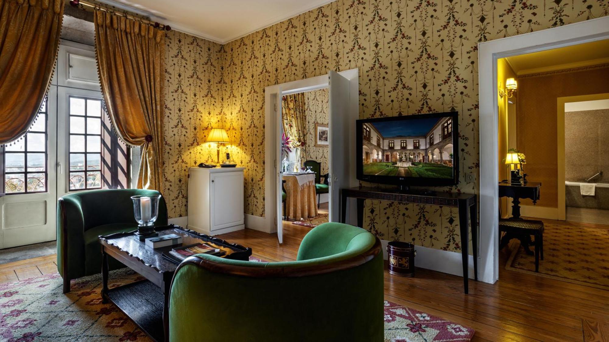 Pousada Mosteiro De Guimarães Zewnętrze zdjęcie A suite at the hotel