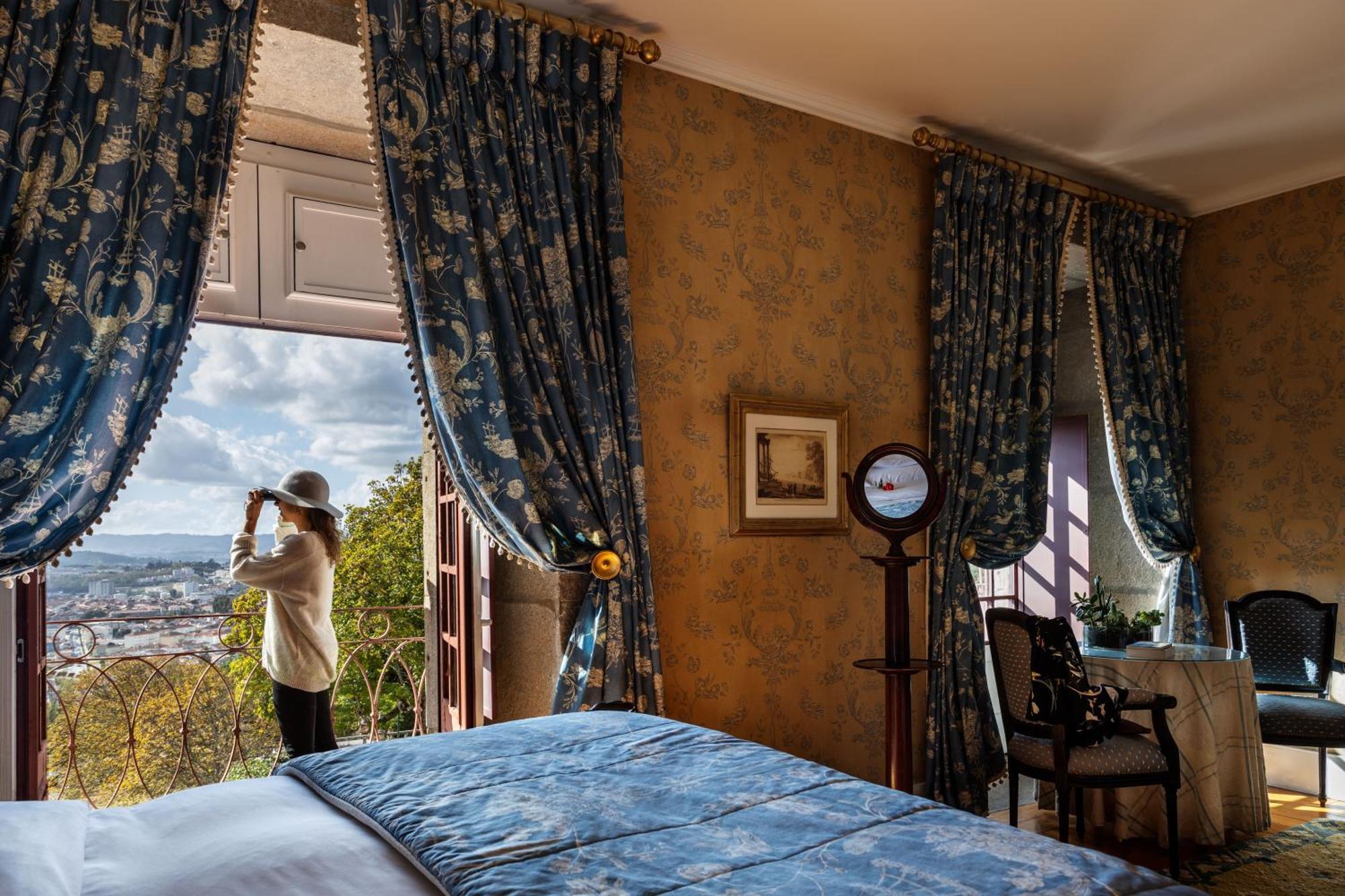 Pousada Mosteiro De Guimarães Zewnętrze zdjęcie A guest room at the Belmond Villa San Michele