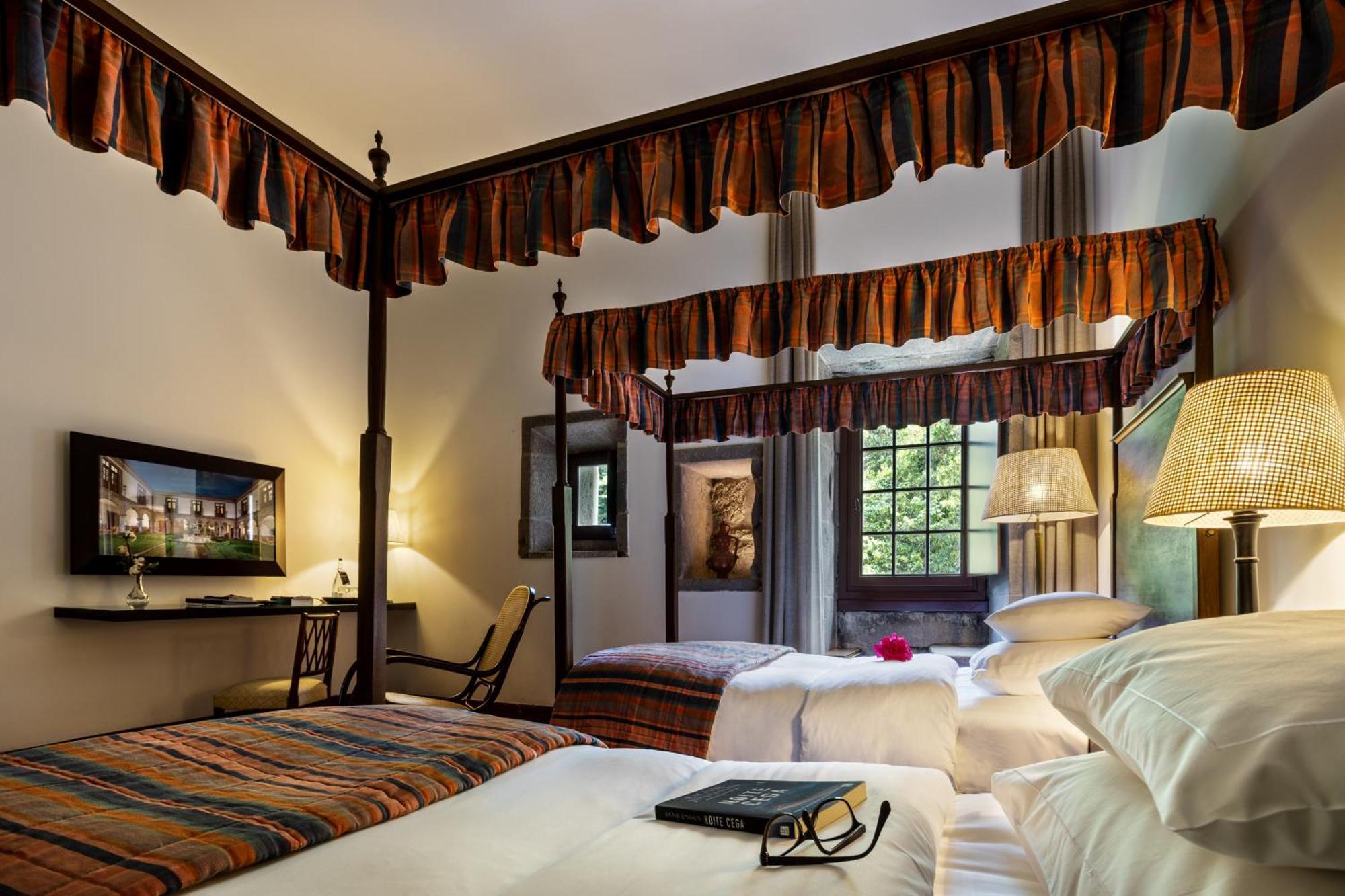 Pousada Mosteiro De Guimarães Zewnętrze zdjęcie A room at the hotel