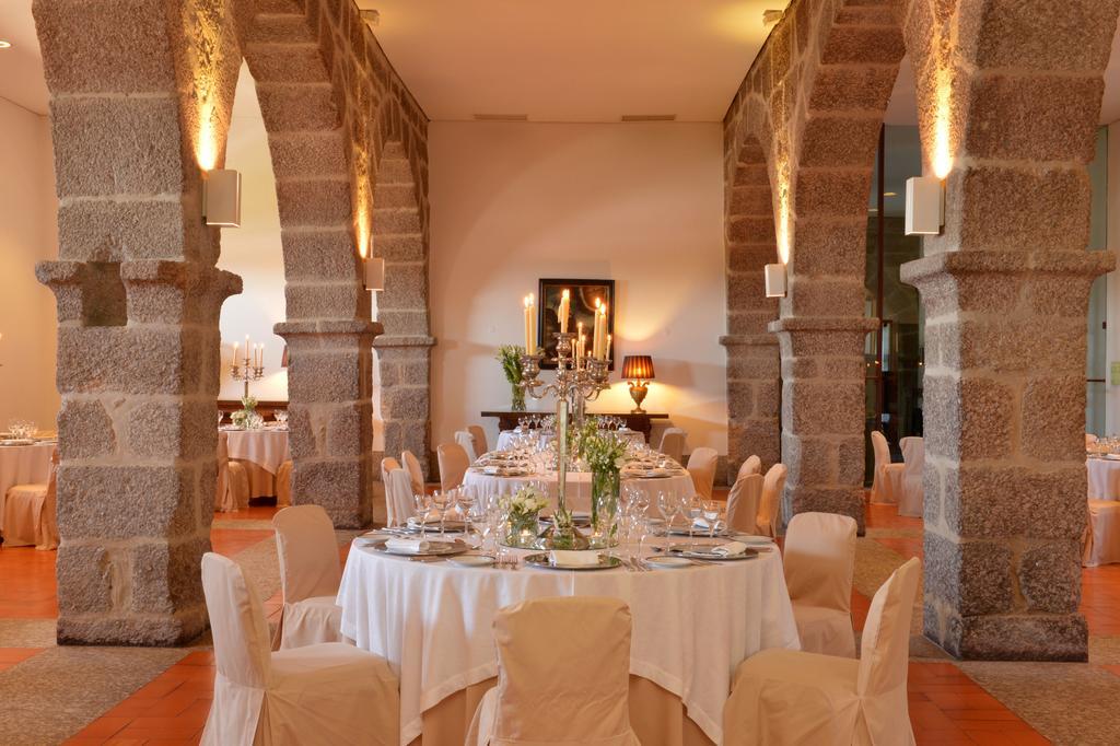 Pousada Mosteiro De Guimarães Zewnętrze zdjęcie The interior of the restaurant