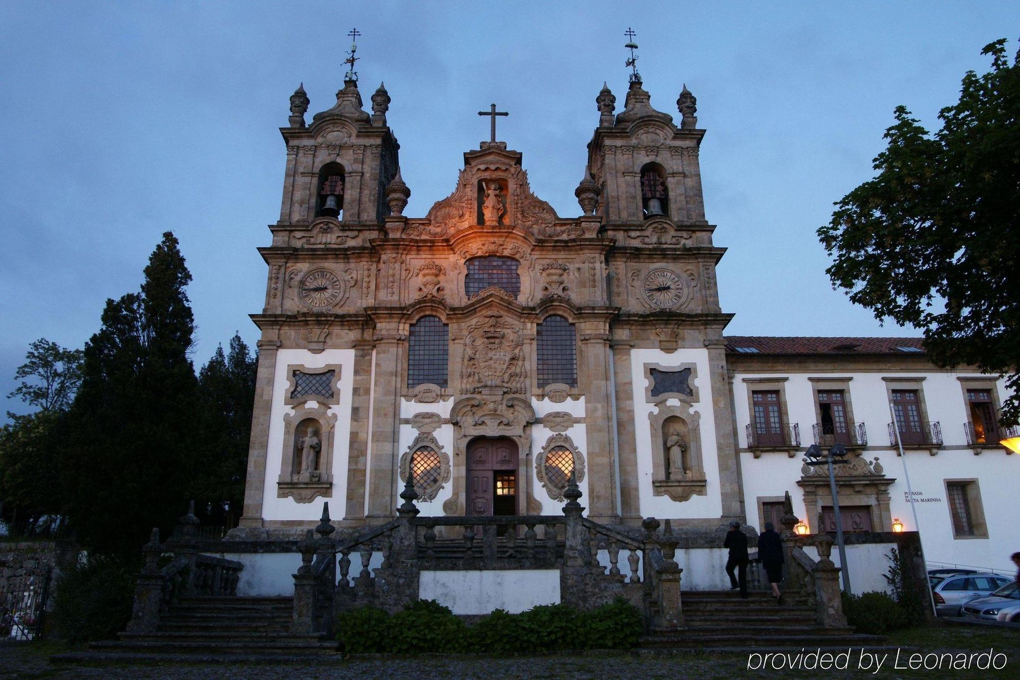 Pousada Mosteiro De Guimarães Zewnętrze zdjęcie The front facade of the church of the Pousada de Lindoso