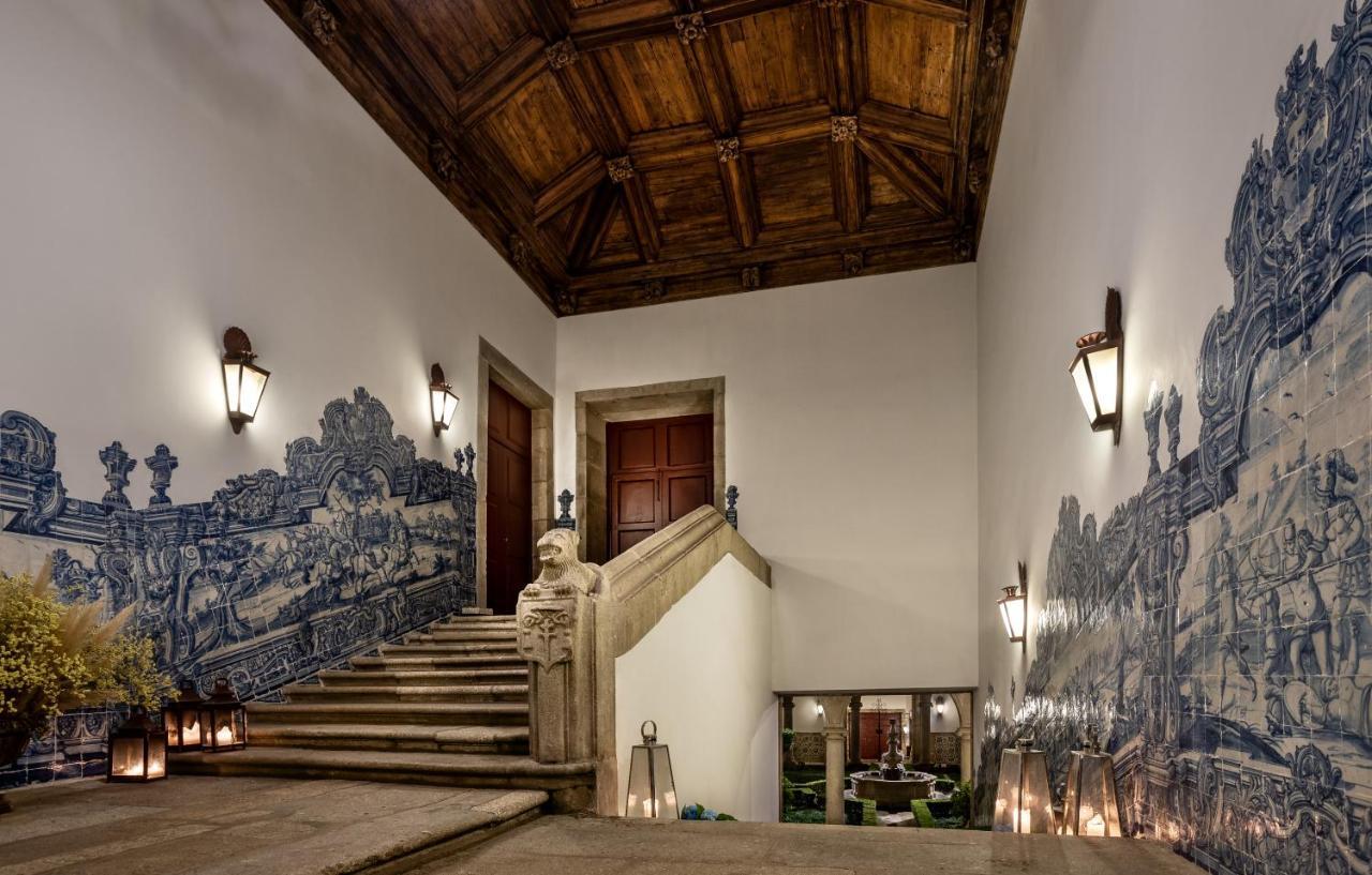 Pousada Mosteiro De Guimarães Zewnętrze zdjęcie The entrance to the palace, with the azulejo panels
