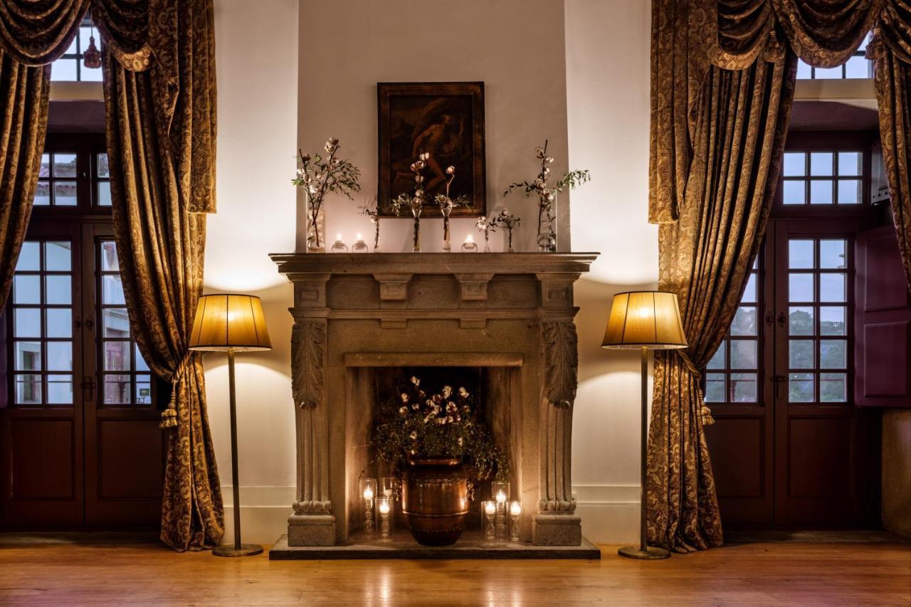 Pousada Mosteiro De Guimarães Zewnętrze zdjęcie The fireplace in the ballroom